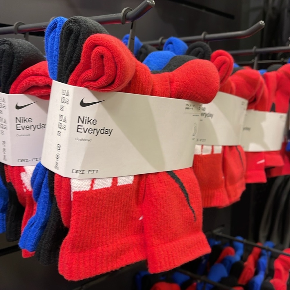 NIKE 
Training Crew Socks (6 Pairs)
Nike Everyday Cushioned
Large - Picture 13 of 16